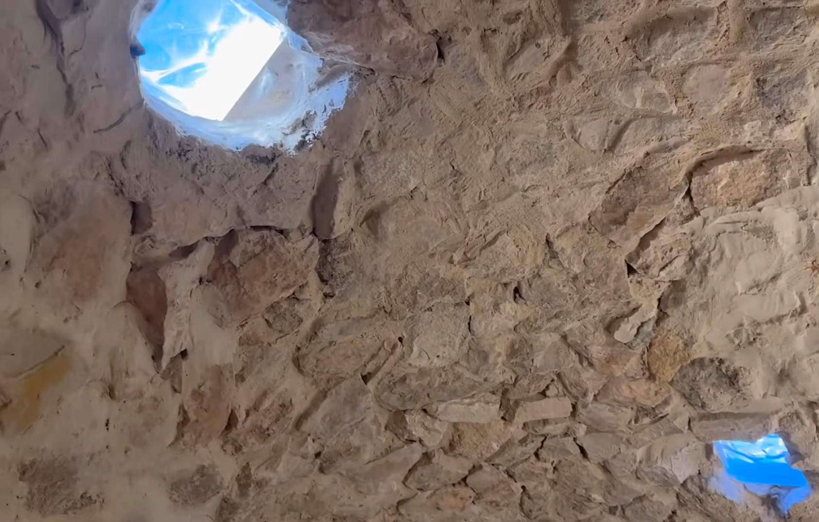 Há três tipos diferentes de casas trogloditas na Tunísia: as cavadas diretamente na terra, as construídas em grutas pré-existentes e as escavadas diretamente na rocha. A região em volta de Matmata, por exemplo, é conhecida pelas casas cavadas diretamente na terra. Nelas, há um fosso central de luz, onde fica o pátio central da casa. A partir desse cômodo, a casa cresce para os lados, com quartos e outros cômodos.
