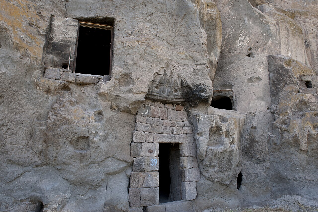 Uma dúvida bastante comum em relação a esses tipos de construção é sobre o banheiro. Na época, as casas não possuíam banheiro interno, e as necessidades fisiológicas eram feitas do lado de fora, geralmente em áreas próximas ao espaço destinado aos animais. Já em relação ao banho, devido ao clima, não havia a necessidade de banhos frequentes. Mas, com o passar do tempo, as moradias ainda habitadas acabaram por incorporar o cômodo na construção de diferentes maneiras.