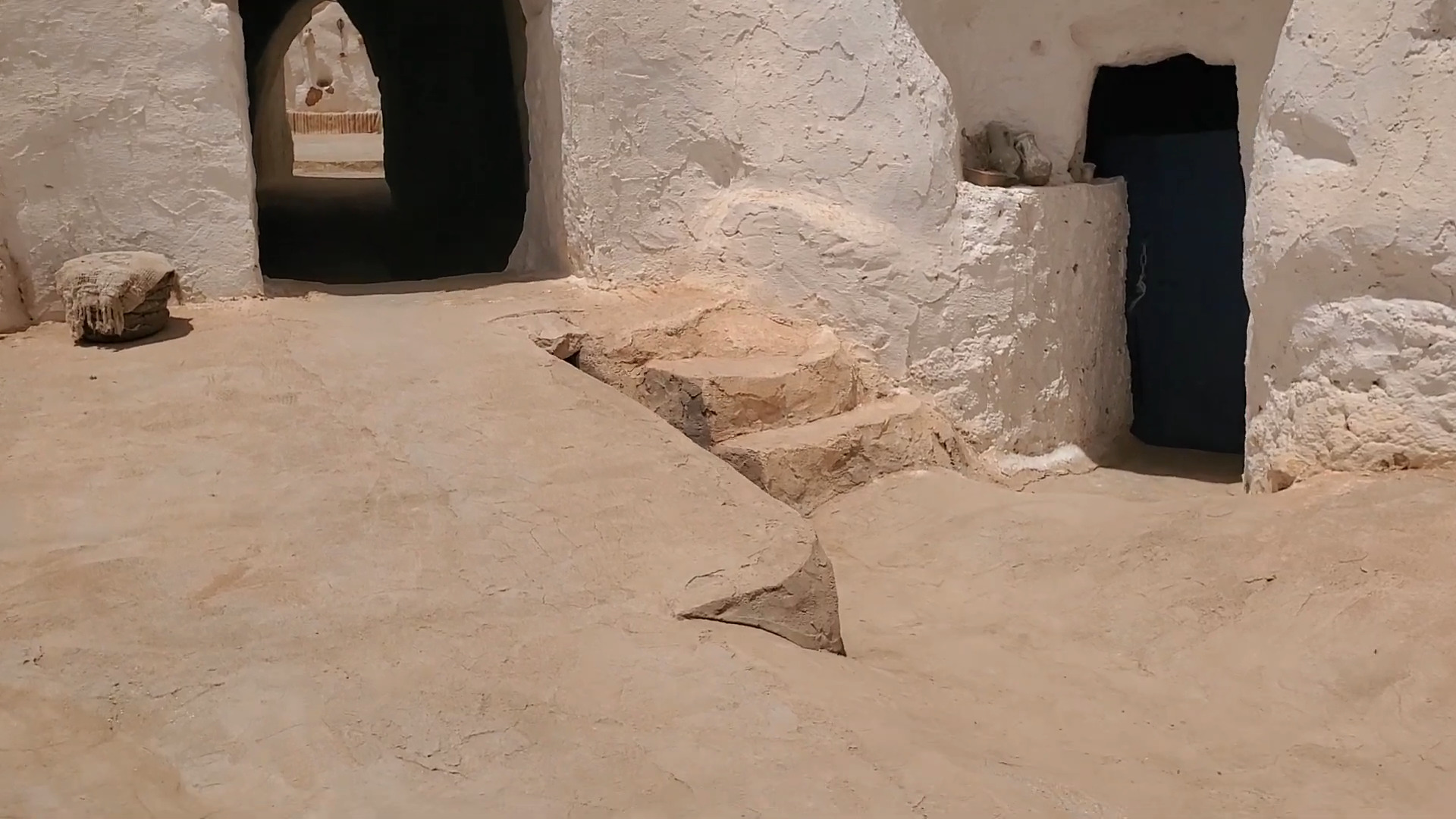 Em resumo, as casas trogloditas são ótimos exemplos da engenharia antiga e da adaptação do ser humano ao ambiente, às suas necessidades e aos recursos disponíveis. Elas combinam proteção, durabilidade e eficiência. Hoje em dia, ainda são habitáveis e muitas também funcionam como pontos turísticos e até hotéis para turistas.
