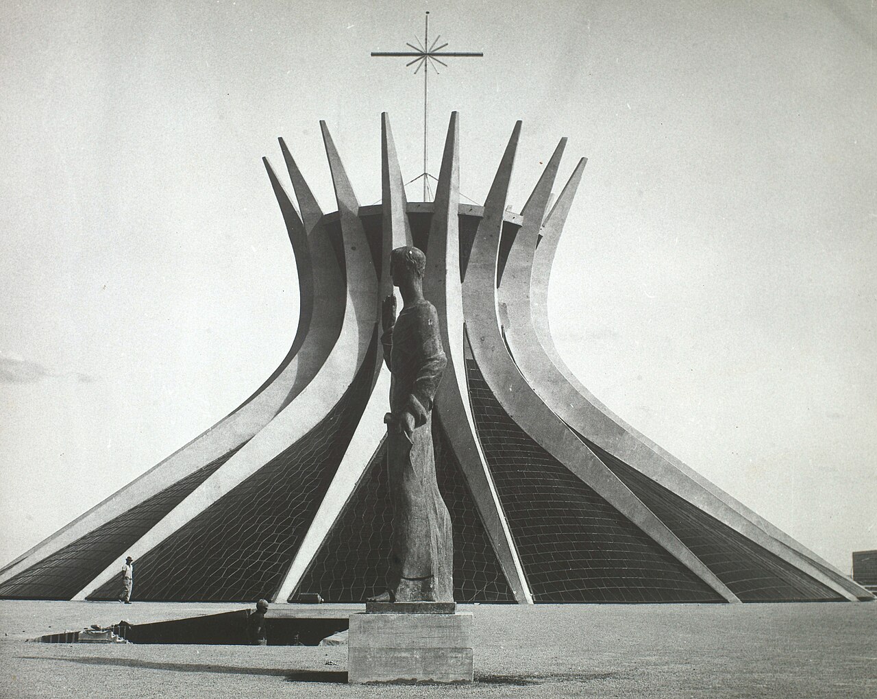 Projetada pelo arquiteto Oscar Niemeyer, a catedral começou a ser construída em 1959 e foi inaugurada oficialmente no dia 31 de maio de 1970, fazendo parte do conjunto inicial de edifícios que compõem o Eixo Monumental da capital brasileira. Desde então, tornou-se uma das obras mais conhecidas do conjunto arquitetônico da cidade.
