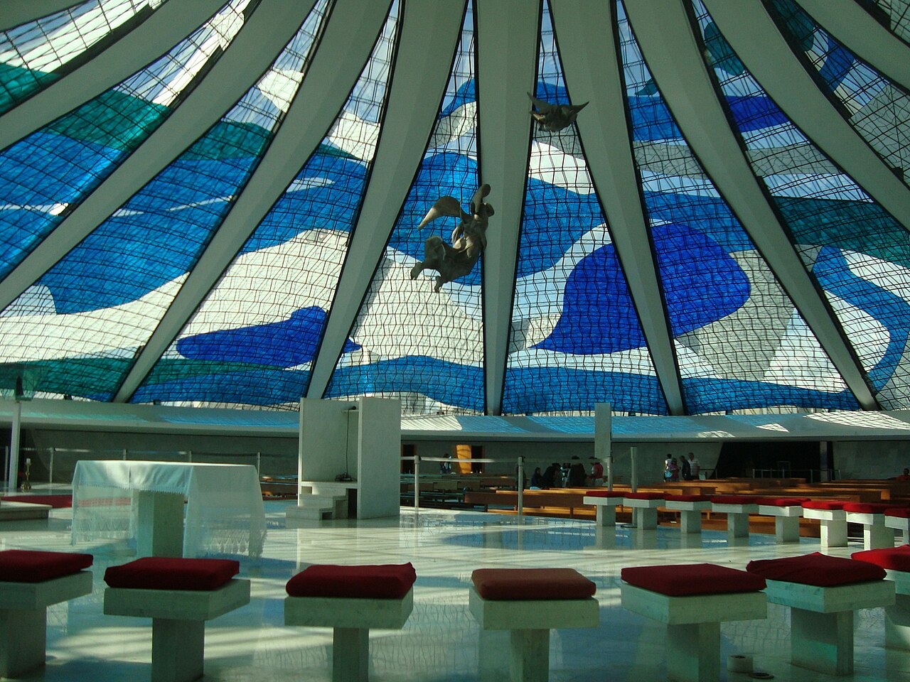 A acústica do interior também chama atenção e atrai diversos visitantes, já que é possível ouvir pelas paredes. Assim, se alguém falar próximo a uma das paredes curvas da catedral, a voz pode ser ouvida claramente do outro lado, a vários metros de distância, desde que a outra pessoa também esteja próxima à parede. Esse efeito ocorre devido à simetria do espaço e ao fenômeno de ressonância.
