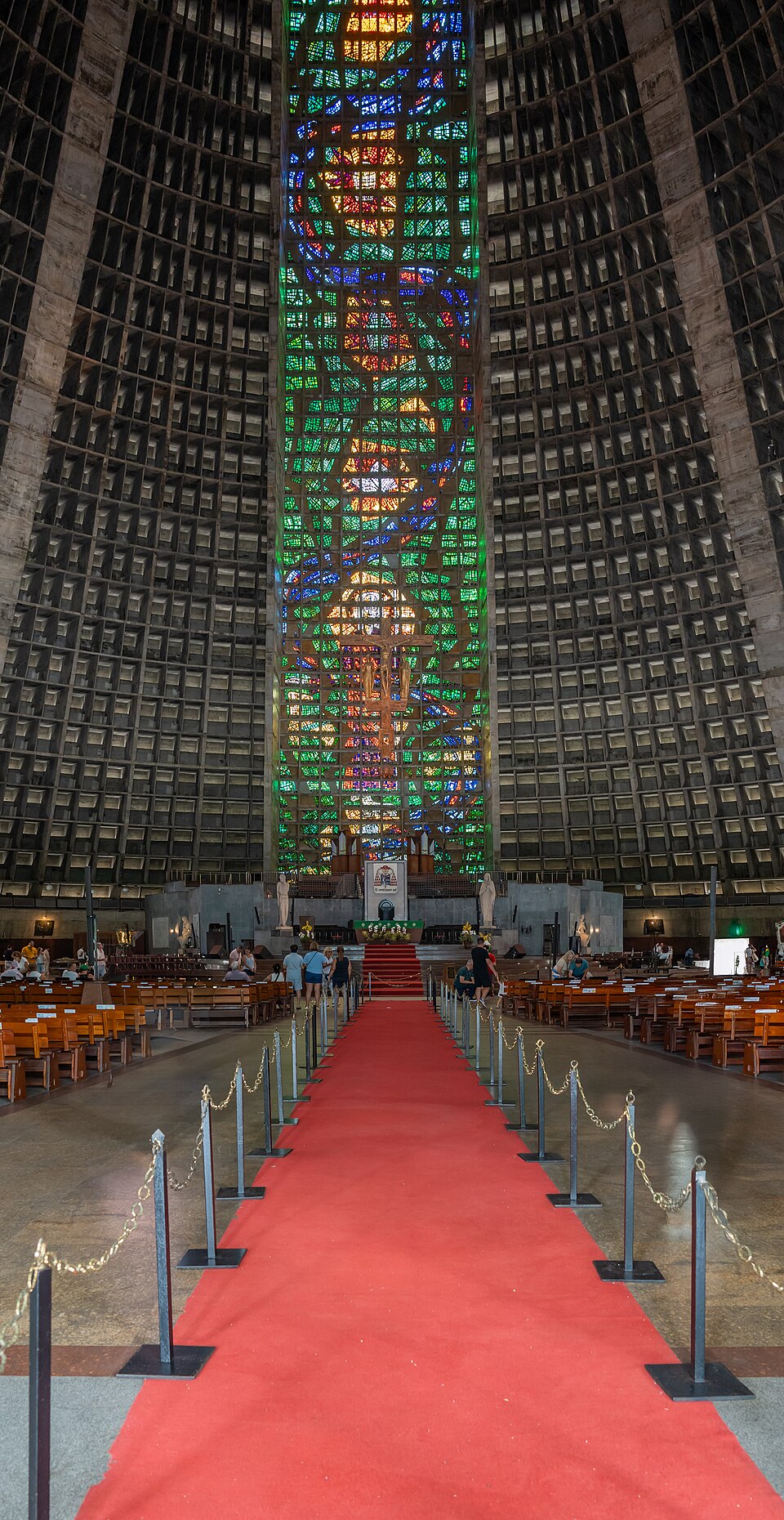 O interior da catedral é revestido em mármore branco e conta com painéis que representam as Missões. No presbitério, há esculturas criadas por Humberto Cozzo de São Sebastião e Sant’Ana. A sacristia fica atrás desse espaço e, acima dela, há uma área destinada a coral, orquestra e órgão. Próximo à sacristia está a capela do Santíssimo Sacramento, que abriga um grande sacrário e dois lampadários.
