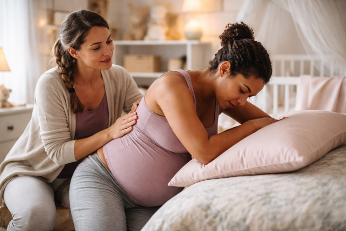 Mulher em trabalho de parto ao lado da doula - Imagem gerada por IA