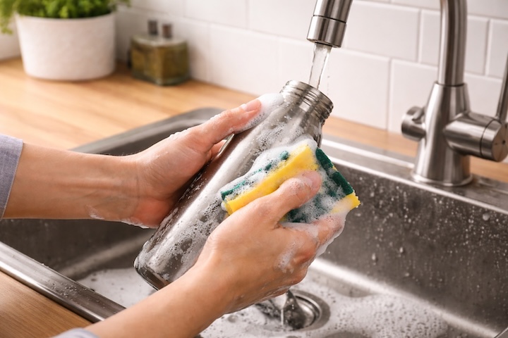 Especialistas alertam que o enxágue simples com água fria é insuficiente para remover essas camadas protetoras de fungos e germes. A recomendação ideal envolve o uso frequente de detergente, escovas para alcançar áreas difíceis e água quente acima de 60 °C.