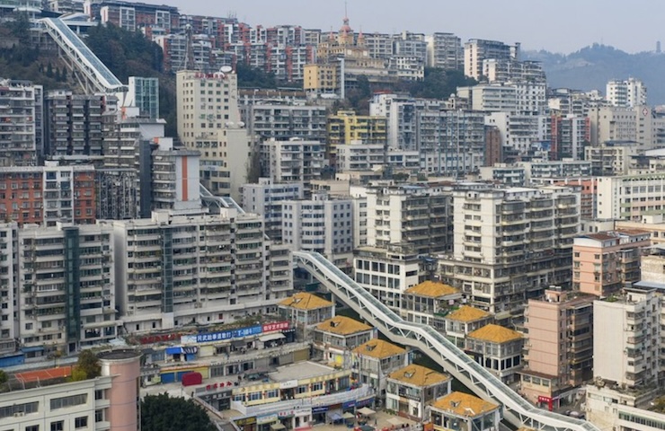 Apelidada de “Deusa”, a estrutura fica instalada na cidade de Wushan, na região montanhosa de Chongqing, próxima ao Rio Yangtzé, e foi projetada para facilitar o deslocamento de moradores e visitantes em um terreno marcado por grandes desníveis naturais.
