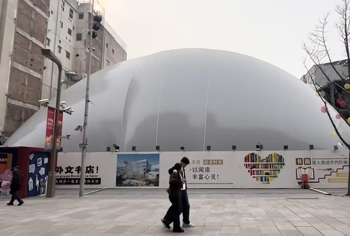 Na movimentada rua Wangfujing de Pequim, por exemplo, uma dessas coberturas foi usada durante a construção de uma livraria. A solução ajudou a preservar a circulação turística na região, reduzindo interferências causadas pela obra.
