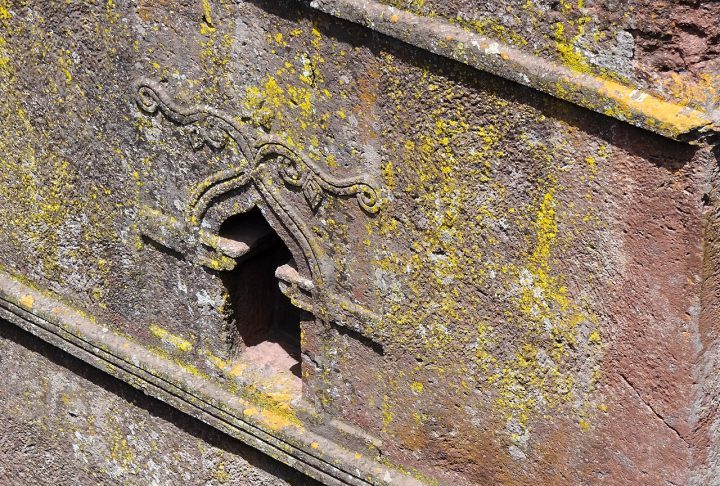 Cada fenda na rocha conta uma história de devoção extrema e resistência cultural frente ao isolamento geográfico. Visitar este local exige respeito pelas tradições locais e uma apreciação pela beleza bruta da pedra transformada em arte sacra.
