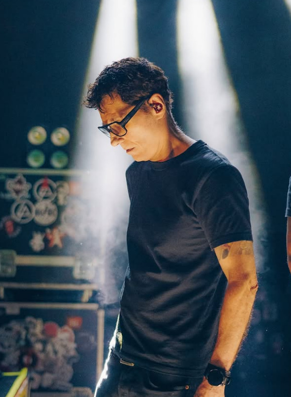 Saiba mais, a seguir, sobre Dinho Ouro Preto, nome artístico de Fernando de Ouro Preto. Nascido em 27 de abril de 1964, em Curitiba, no Paraná, ele é cantor, compositor, vocalista e um dos fundadores do Capital Inicial, uma das bandas mais influentes do rock nacional desde a década de 1980, dona de sucessos como “Primeiros Erros”, “À Sua Maneira” e “Tudo Que Vai”.
