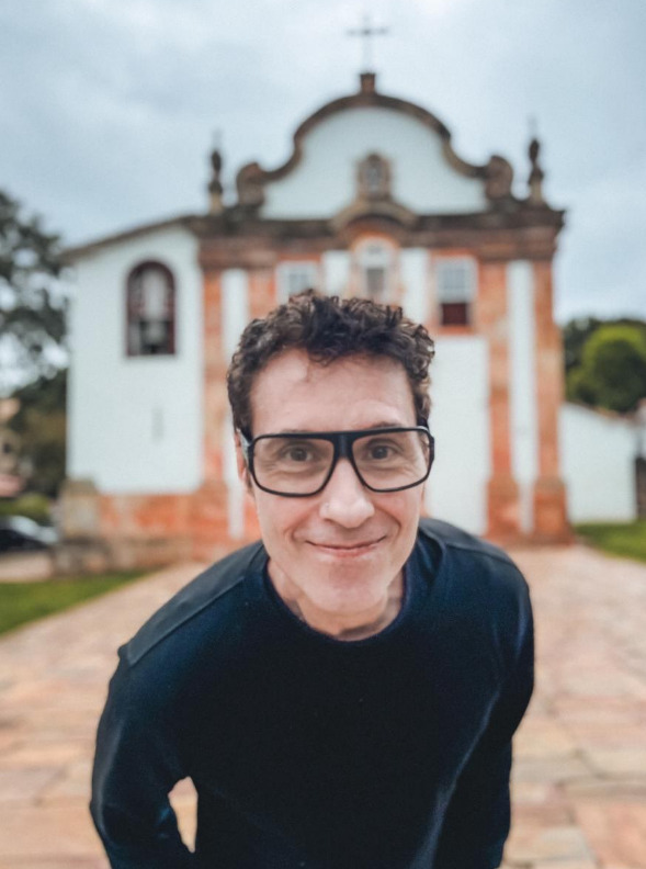 Dinho Ouro Preto, ao longo da vida, sofreu alguns acidentes e enfrentou diversos problemas de saúde, o que fez com que ganhasse o apelido de “Highlander Tupiniquim” nas redes sociais, em referência ao herói imortal do filme “Highlander”. Entre os casos mais marcantes está a grave queda de uma passarela durante um show em 2009, que resultou em diversas fraturas, traumatismo craniano, 20 dias internado na UTI e seis meses impossibilitado de cantar.
