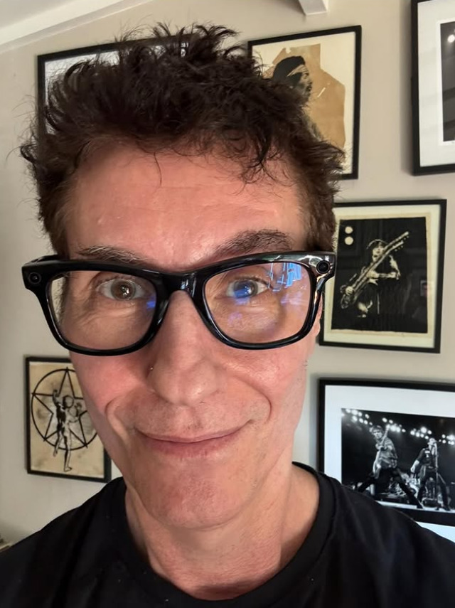 É filho do embaixador Afonso Celso de Ouro Preto e da historiadora Marília de Ouro Preto, irmão do músico Ico Ouro Preto, meio-irmão do também músico Dado Villa-Lobos e primo da atriz Maria Ribeiro. Na família, também há nomes importantes da história brasileira, como o Conde de Afonso Celso, um dos fundadores da Academia Brasileira de Letras, e o Visconde de Ouro Preto, último primeiro-ministro do Império do Brasil.
