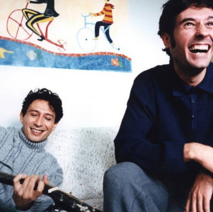 Mas nem tudo foi motivo de comemoração para Dinho Ouro Preto em abril. O cantor também precisou lidar com a perda do compositor Alvin L, seu parceiro de criação em sucessos do Capital Inicial, como “Natasha”, “Eu Vou Estar”, “Não Olhe pra Trás”, “Amor em Vão” e “Todas as Noites”. Dinho afirmou estar “meio atordoado” com a morte do amigo, que faleceu aos 67 anos após um infarto. Em suas redes sociais, o artista também prestou homenagem e destacou que Alvin era uma pessoa gentil, engraçada, culta 