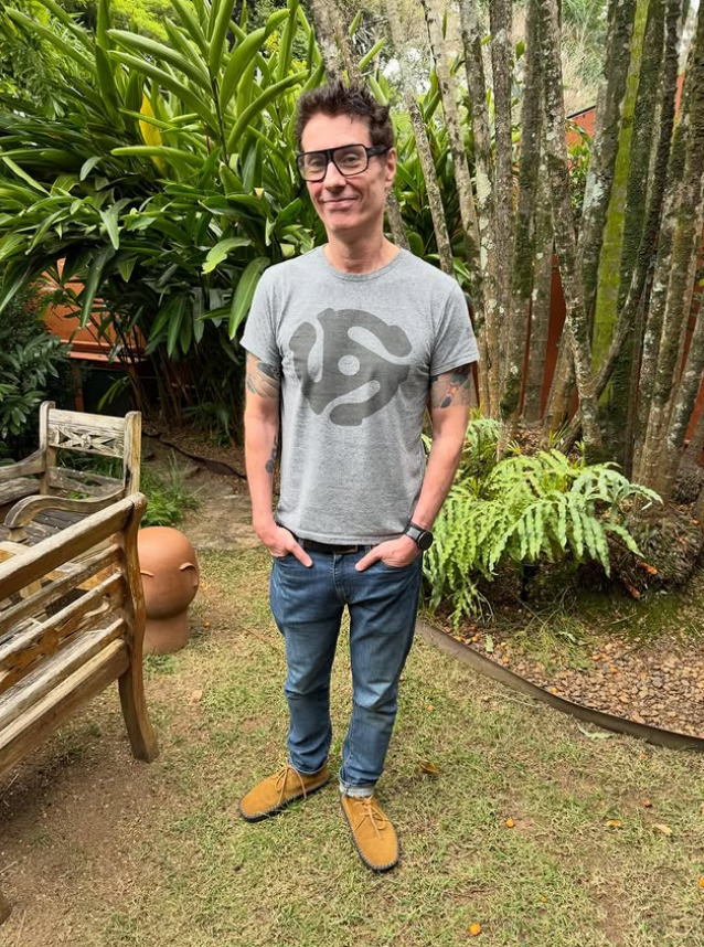 Dinho Ouro Preto completou 62 anos no dia 27 de abril de 2026 e usou as redes sociais para agradecer as inúmeras mensagens de carinho recebidas de amigos e fãs. O vocalista do Capital Inicial também relembrou que, ao longo da vida, se acostumou a celebrar a data na estrada, muitas vezes com apresentações. Desta vez, porém, a ocasião foi ainda mais especial, pois conseguiu passar o dia ao lado da família. Um aniversário fora do comum.
 -  (crédito: Reprodução / Instagram)