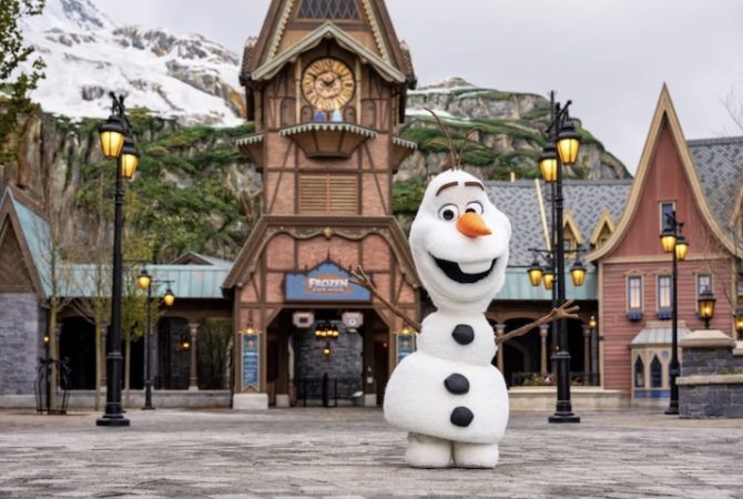 Disneyland Paris inaugura espaço temático de “Frozen” com direito a palácio de gelo