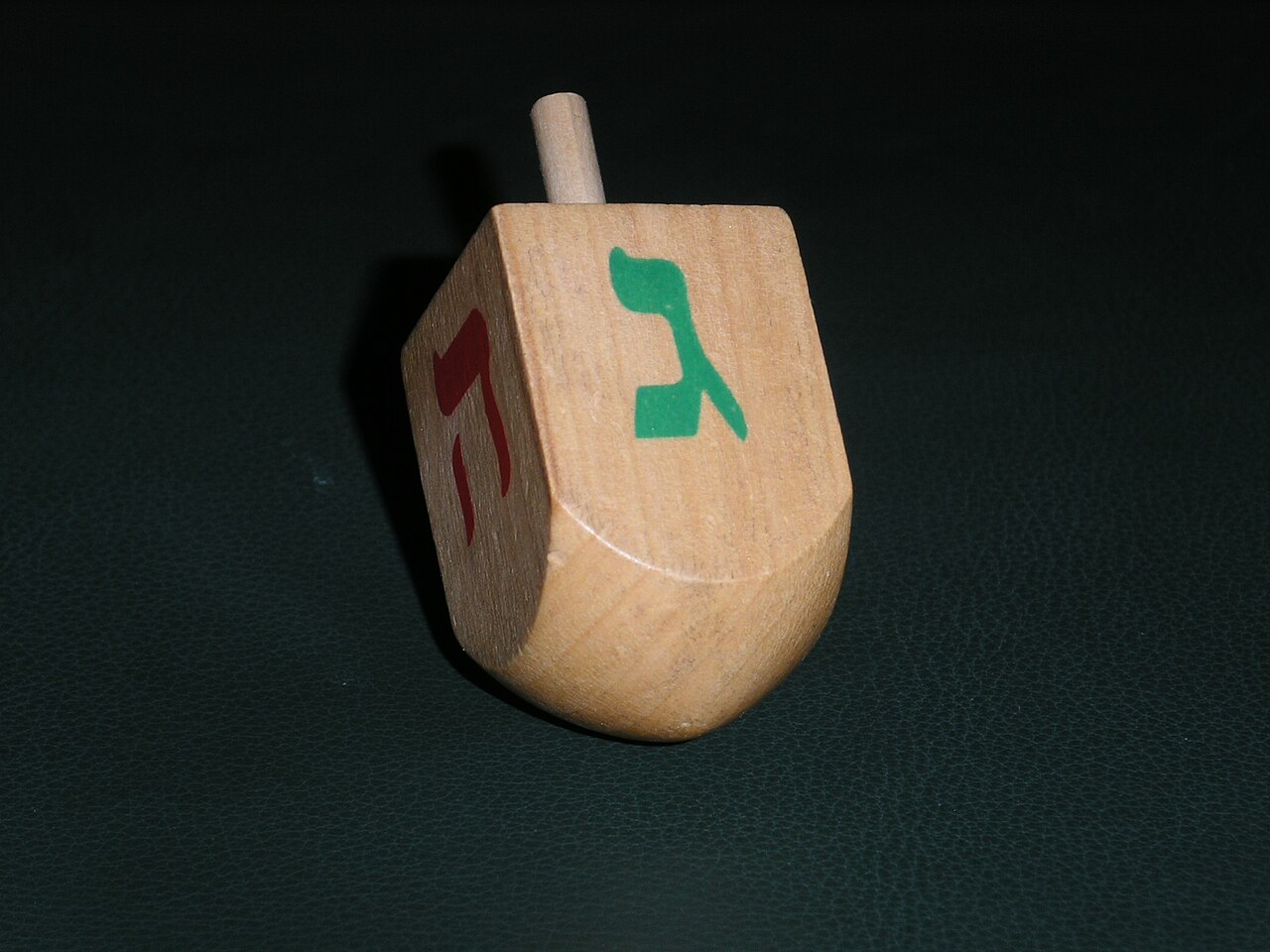 Entre os judeus, existe o dreidel, um pião de quatro lados, em que cada face traz uma letra do alfabeto hebraico. Durante a festa judaica de Chanucá, as crianças costumam brincar com o dreidel como parte das celebrações do Festival das Luzes.
