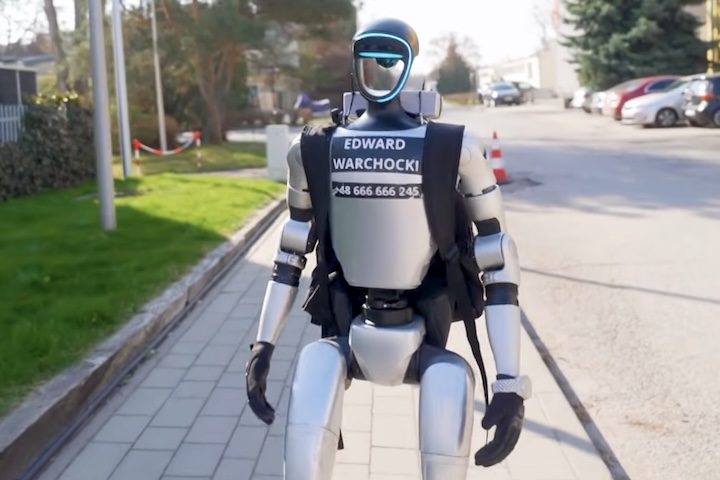 Em uma publicação feita na plataforma X, a conta associada ao robô afirmou de forma bem-humorada que ele estava “levando os javalis de volta para a floresta”. Desenvolvido pela Unitree Robotics, Edward Warchocki mede cerca de 1,30 metro de altura, pesa aproximadamente 35 kg e conta com bateria com autonomia de até duas horas.