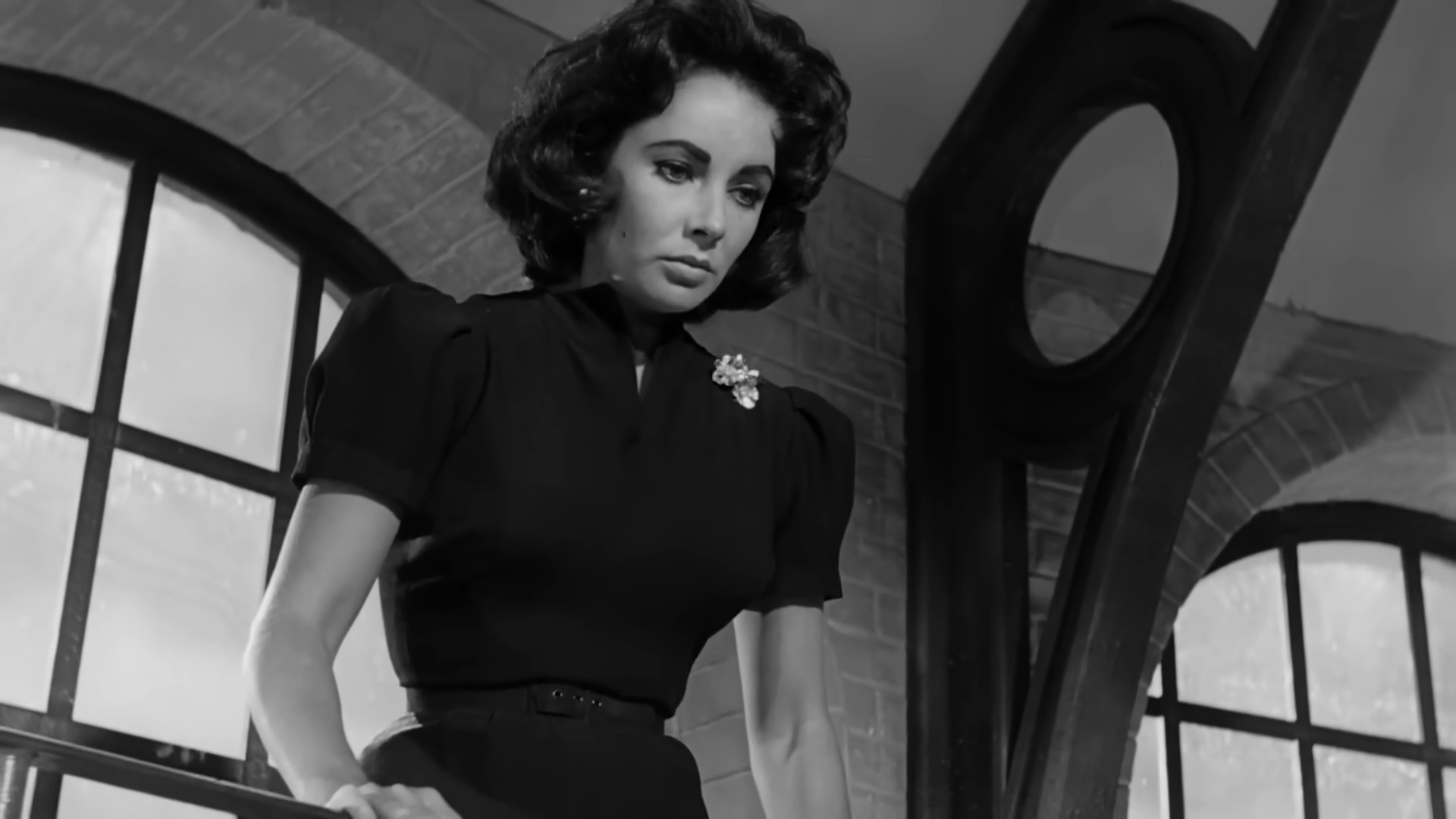 Para escrever a canção, a cantora não se inspirou em Elizabeth por acaso. Além de já ter declarado publicamente sua admiração pela atriz, ambas compartilham trajetórias parecidas. As duas ficaram famosas ainda na juventude, e suas vidas profissionais e amorosas sempre foram alvo de comentários da mídia e das pessoas, nem sempre de maneira positiva.
