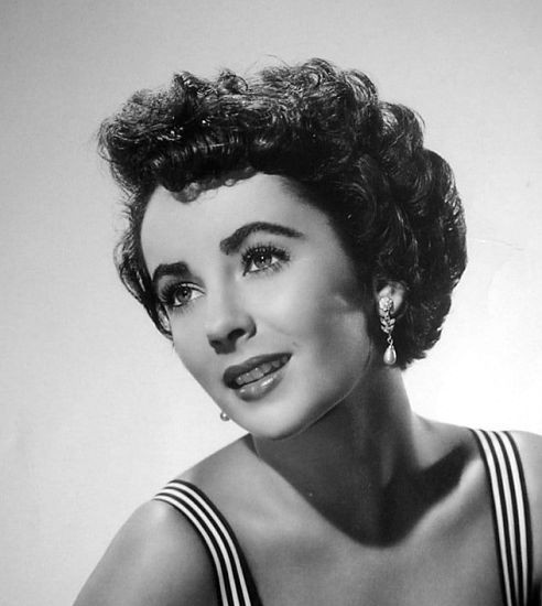 Conheça, a seguir, mais sobre Elizabeth Rosemond Taylor, uma das estrelas mais icônicas de Hollywood. Vencedora de dois Oscars, ela viveu praticamente toda a vida sob os holofotes e é conhecida por sua beleza e por interpretar personagens marcantes, como Cleópatra, por sua vida amorosa e por todo o seu trabalho filantrópico.
