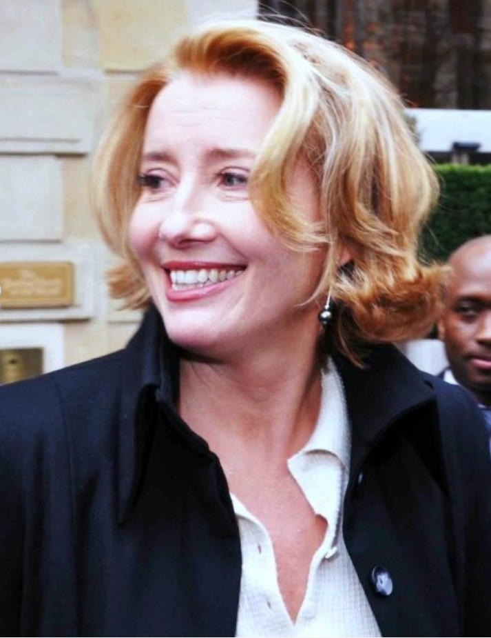 Emma Thompson é filha dos atores Eric Thompson e Phyllida Law, por isso cresceu em um ambiente totalmente artístico. Ela se formou em literatura inglesa pela Universidade de Cambridge, e, durante seu período na faculdade, fez parte do grupo de comédia Footlights, onde conheceu Martin Bergman e Hugh Laurie.