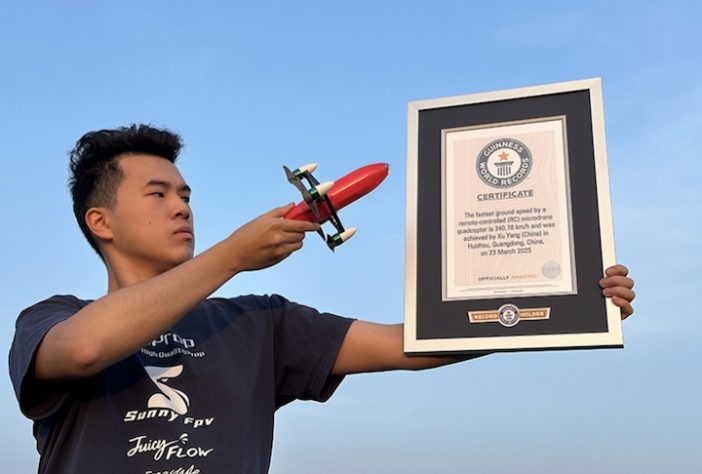 Estudante chinês Xu Yang desenvolve microdrone mais rápido do mundo e entra para o Guinness - Divulgação/Guinness World Records