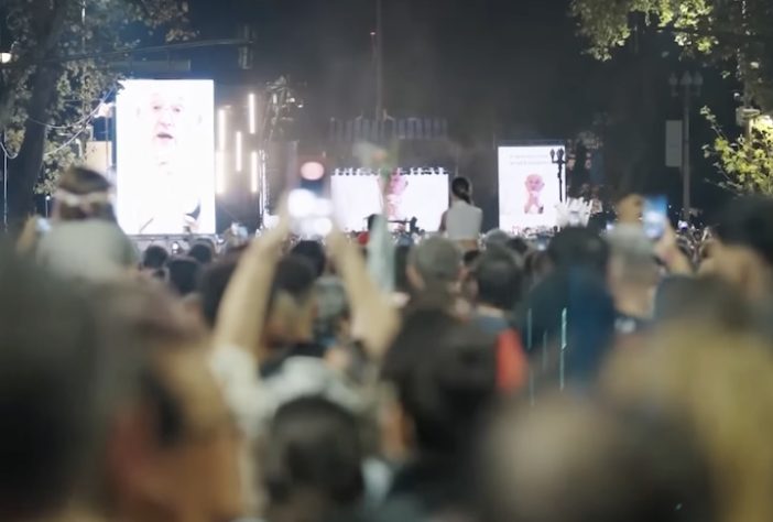 Evento em Buenos Aires reúne milhares em tributo a um ano de morte do Papa Francisco - Reprodução/YouTube Clarin