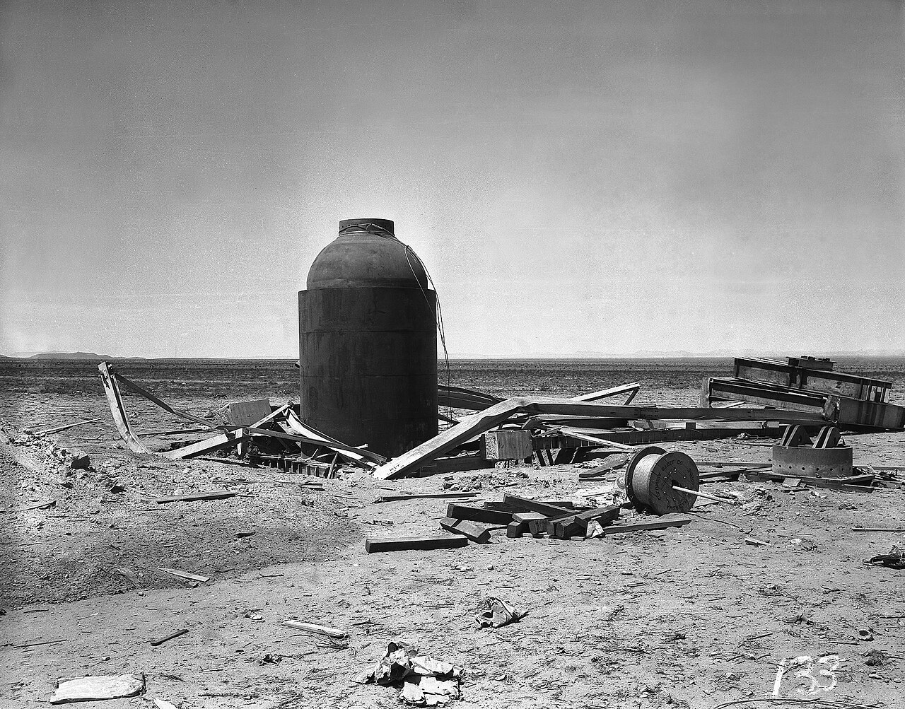 O primeiro teste da bomba nuclear ocorreu em 16 de julho de 1945, no Complexo Trinity, já após a rendição da Alemanha, que aconteceu em 8 de maio de 1945, e comprovou a eficácia da arma, abrindo caminho para seu uso militar. Em outubro do mesmo ano, Robert Oppenheimer deixou o cargo.
