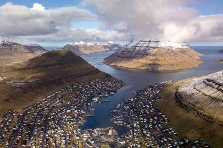 Outro aspecto marcante da sociedade local Ã© a forte vida comunitÃ¡ria, que contribui para a preservaÃ§Ã£o da identidade cultural. O nÃ­vel educacional Ã© alto, o ensino Ã© gratuito e hÃ¡ incentivo para que jovens estudem no exterior e retornem trazendo experiÃªncias internacionais.