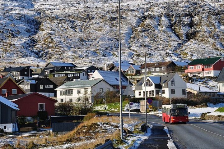 A capital, Tórshavn, considerada uma das menores da Europa com uma população de 14 mil habitantes, mistura o charme de casas tradicionais com telhados de turfa a uma infraestrutura moderna e cosmopolita.