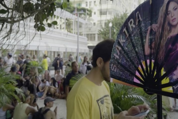 Fãs de Shakira se reúnem em frente ao Copacabana Palace - Reprodução/YouTube AFP