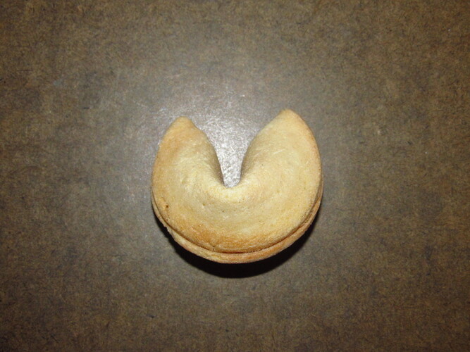 Enquanto a massa ainda está quente e maleável, o papel é inserido e o biscoito é dobrado. Ao esfriar, ele mantém o formato fechado, protegendo a mensagem até o momento da abertura