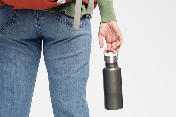 Outro ponto de atenção é o material da garrafa. Optar por materiais como aço inoxidável ou vidro também pode ser mais seguro, pois plásticos tendem a liberar aditivos químicos e microplásticos na água ao longo do tempo.