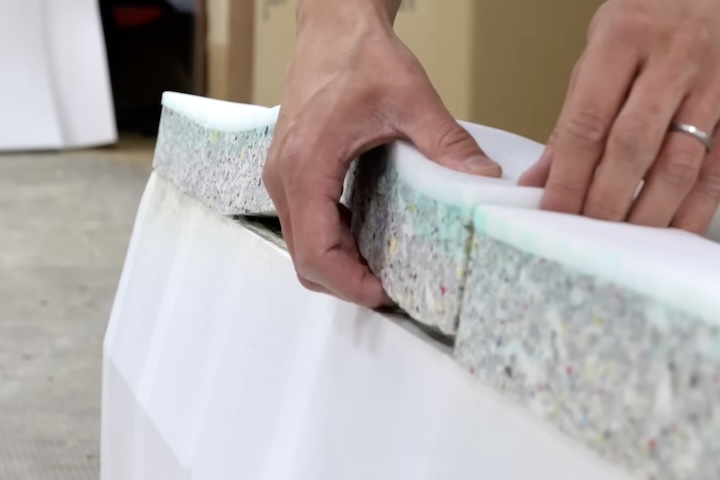 Essa mistura de materiais também favorece o controle térmico, o que evita o acúmulo de calor e garante frescor durante o repouso. Algumas versões incluem revestimentos impermeáveis, solução prática para preservar o móvel por mais tempo.