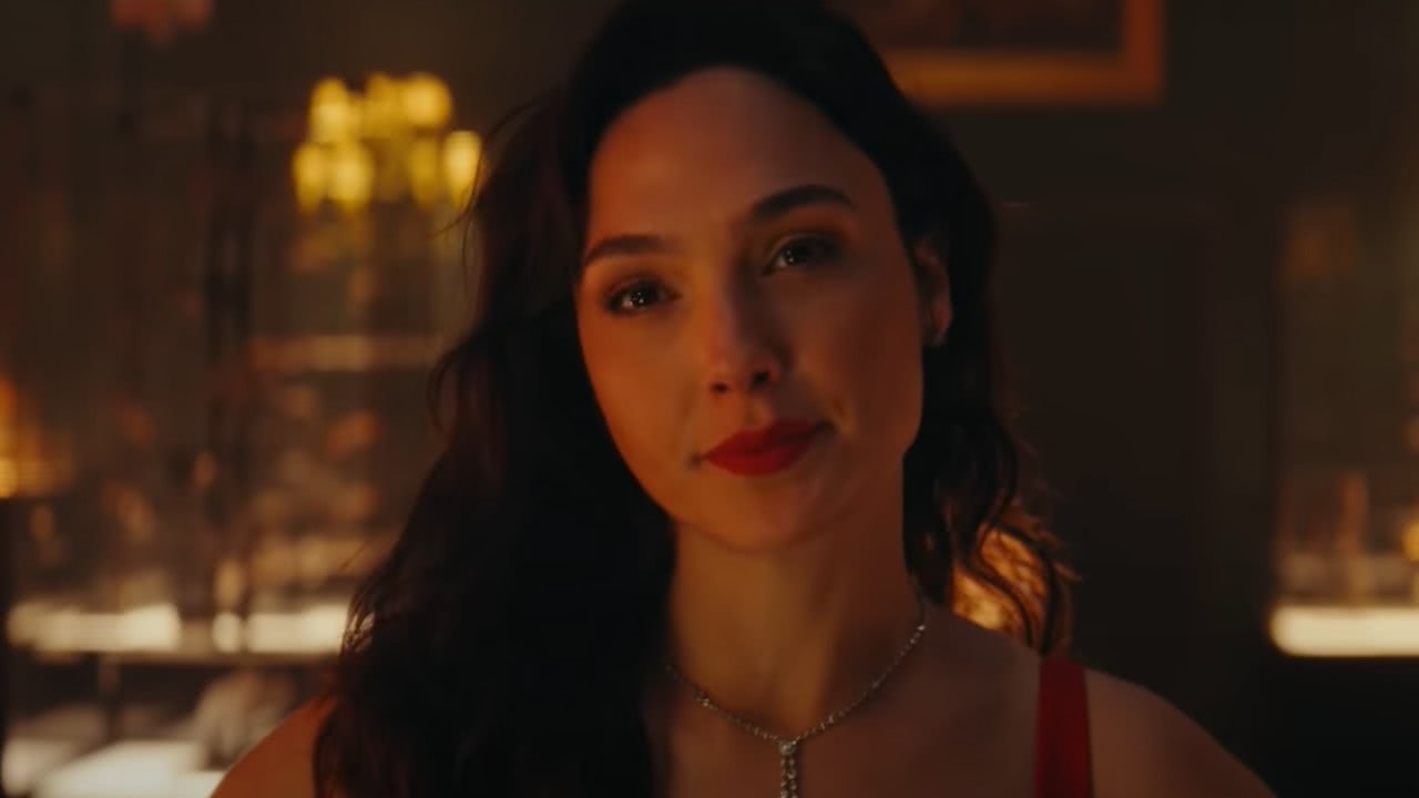 Gadot retornou ao gênero de ação e suspense ao interpretar uma ladra de arte no filme da Netflix “Alerta Vermelho”, em 2021, um dos filmes mais vistos da plataforma. Ela também estrelou a adaptação cinematográfica do mistério de Agatha Christie, “Morte no Nilo”, dirigido por Kenneth Branagh e lançado em 2022.
