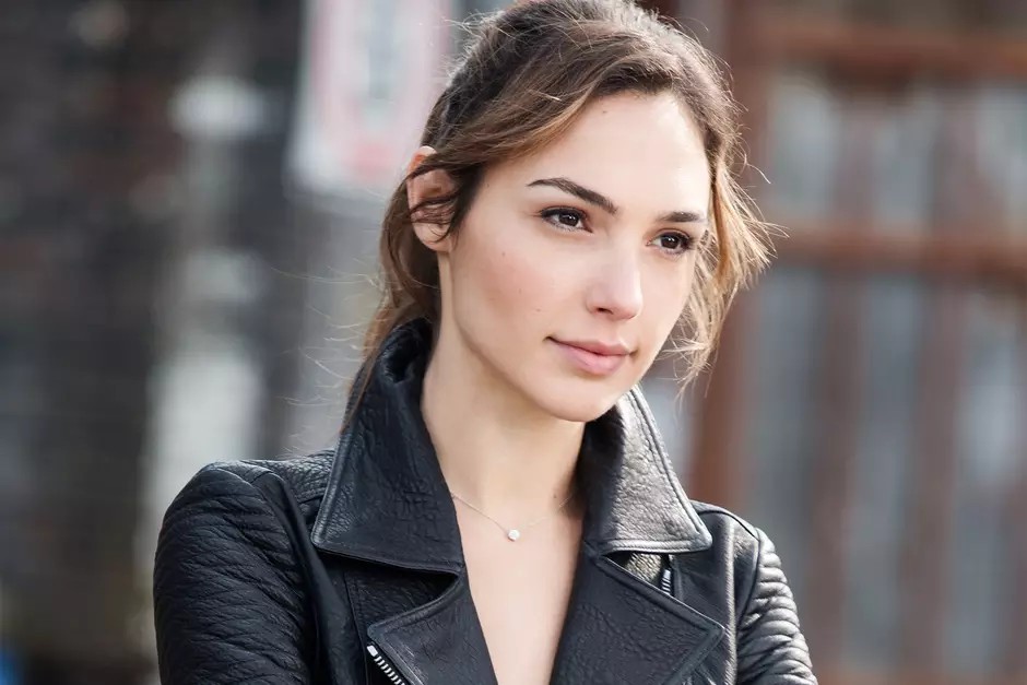 Antes de se tornar atriz, Gadot foi modelo e conquistou o título de Miss Israel em 2004, o que abriu portas para campanhas publicitárias e trabalhos internacionais. Sua estreia no cinema aconteceu em 2009, quando foi escalada para interpretar Gisele Yashar em “Velozes e Furiosos 4”. Depois, reprisou o papel em outros filmes da franquia.
