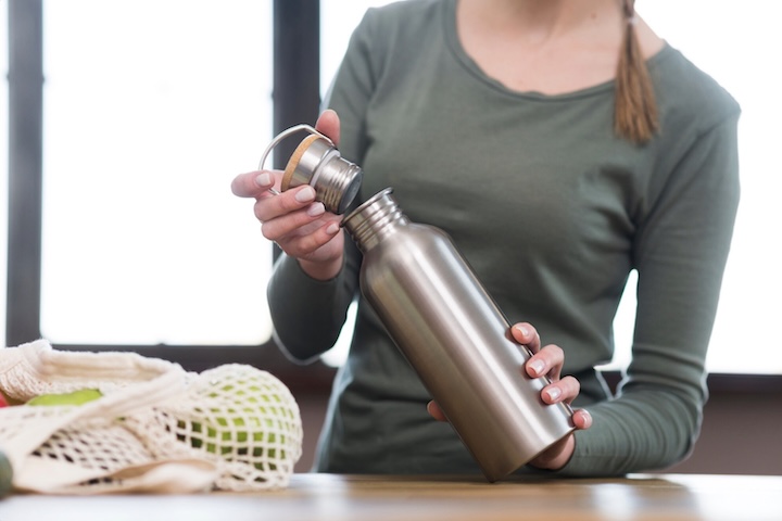 O uso dessas garrafas reutilizáveis, embora sustentável, esconde riscos biológicos. Pesquisas científicas mostram que esses recipientes podem acumular grande quantidade de microrganismos quando não são higienizados corretamente.