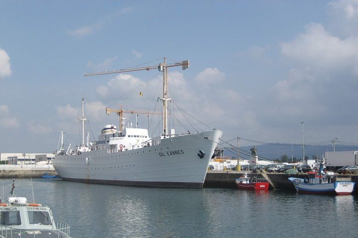 Outro símbolo marcante da cidade é o Navio Gil Eannes, antigo navio-hospital construído em 1955 que atualmente funciona como museu e preserva a memória das campanhas de pesca portuguesa nos mares frios do norte. 