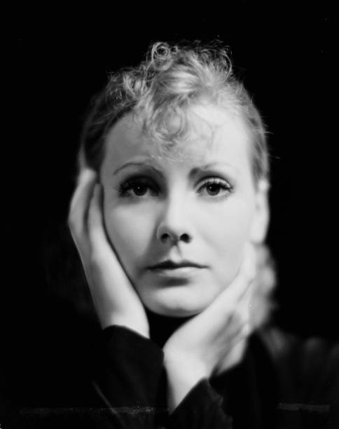 Dois anos depois, ele morreu e Greta conseguiu um emprego como vendedora em uma loja de departamentos sueca. Para ajudar a promover a linha de roupas masculinas, Greta estrelou um comercial, e seu talento chamou a atenção, e, assim, ela conseguiu seu primeiro papel em um filme, em 1922. Logo depois, Greta ganhou uma bolsa de estudos no prestigiado Teatro Dramático Real, a principal escola da Suécia para aspirantes a atores. 