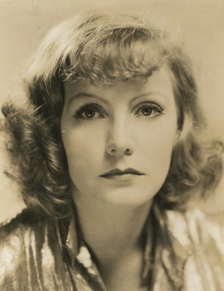 No final da década de 1980, os rins de Garbo começaram a falhar, o que a fez parar de caminhar. Ela morreu em 15 de abril de 1990, em um hospital da cidade de Nova York. Após sua morte, alguns de seus pertences pessoais foram leiloados em 2012. 