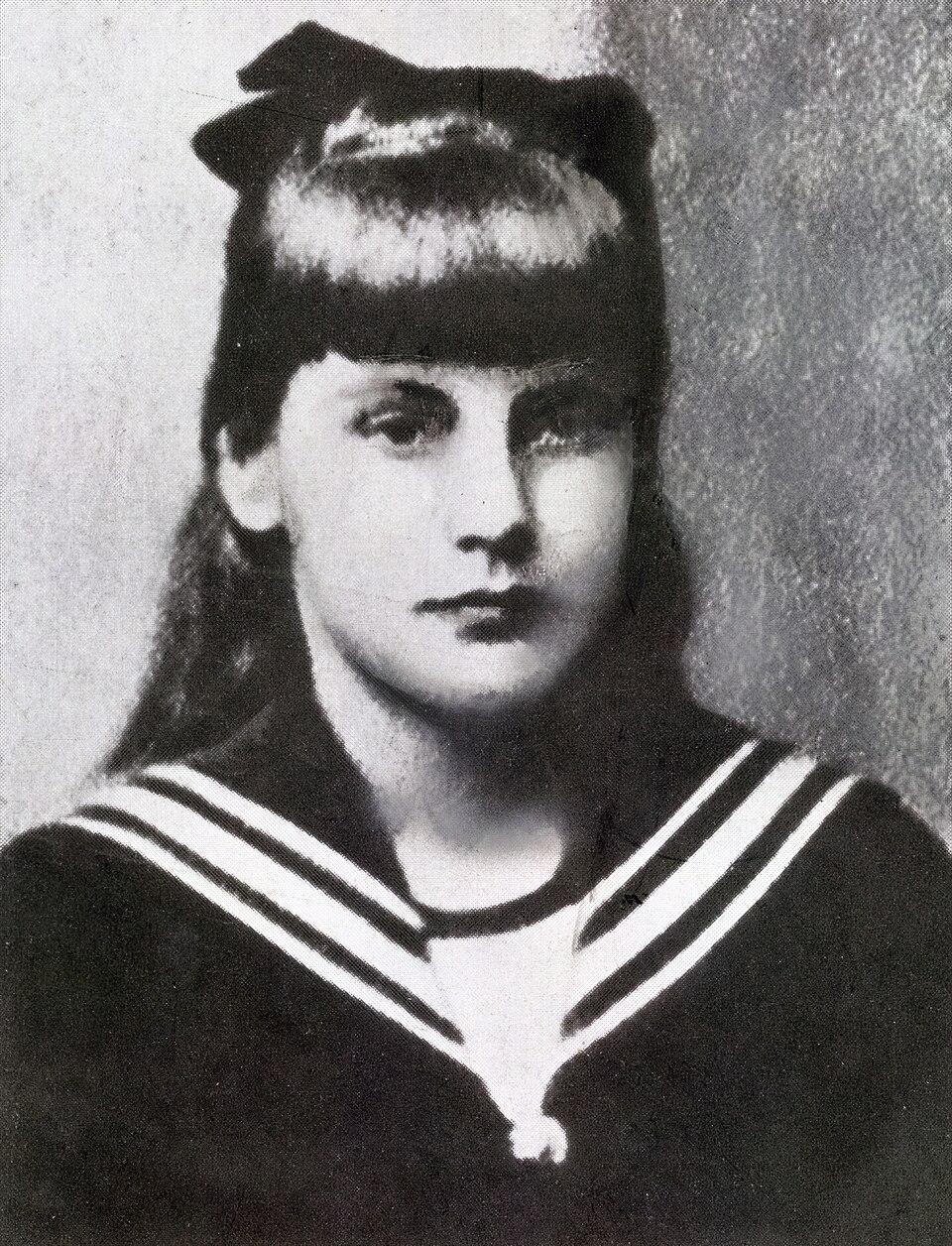 Greta Garbo, cujo nome de batismo é Greta Lovisa Gustafsson, nasceu em 18 de setembro de 1905, em Estocolmo, Suécia, e seu nascimento foi uma surpresa para os pais, que já tinham dois filhos. O pai de Greta era um trabalhador braçal que frequentemente ficava desempregado e tinha saúde frágil, e, por isso, enfrentavam dificuldades financeiras. Depois que o pai ficou doente, quando ela tinha 13 anos, ela precisou abandonar a escola para cuidar dele.
