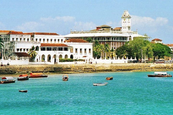 A capital histórica do arquipélago é Stone Town, um centro urbano antigo reconhecido como Patrimônio Mundial pela UNESCO. O bairro tem ruas estreitas, portas entalhadas em madeira, mercados e edifícios de pedra coral. 