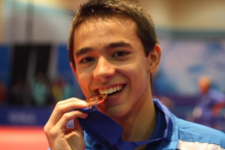Na adolescência, Hugo Calderano conquistou várias competições, como o Aberto da Polônia Infantil, tornou se o mais jovem campeão de uma etapa do Circuito Mundial adulto da ITTF, conquistou o bronze nos Jogos Olímpicos da Juventude de 2014, a primeira medalha olímpica do tênis de mesa brasileiro, além do ouro por equipes nos Jogos Pan Americanos de Toronto. Assim, tornou se um dos principais nomes do esporte.
