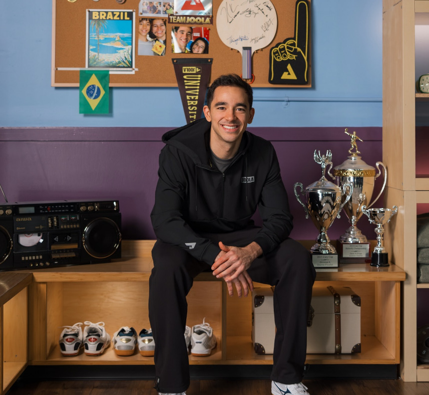 Saiba mais, a seguir, sobre Hugo Calderano. Nascido em 22 de junho de 1996, no Rio de Janeiro, ele é o primeiro homem de fora dos continentes asiático ou europeu a conquistar um título mundial individual e é considerado o maior jogador da modalidade na América Latina. Ficou mais conhecido em todo o Brasil em 2024, após se destacar nos Jogos Olímpicos.
