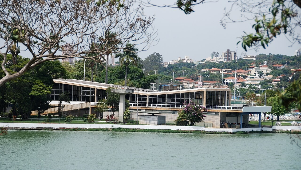 O Iate Golfe Clube foi construído em 1942, mas, ao longo do tempo, o edifício sofreu modificações, especialmente com a construção de um anexo na década de 1970. Com o passar dos anos, passou a ser chamado de Iate Tênis Clube.
