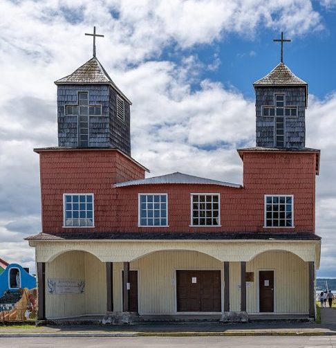 Chiloé se destaca por sua cultura única dentro do país. A ilha preserva tradições que misturam influências indígenas e espanholas, visíveis na arquitetura, na culinária e no folclore. Um dos símbolos mais conhecidos são as igrejas de madeira, muitas delas declaradas Patrimônio Mundial pela UNESCO. 