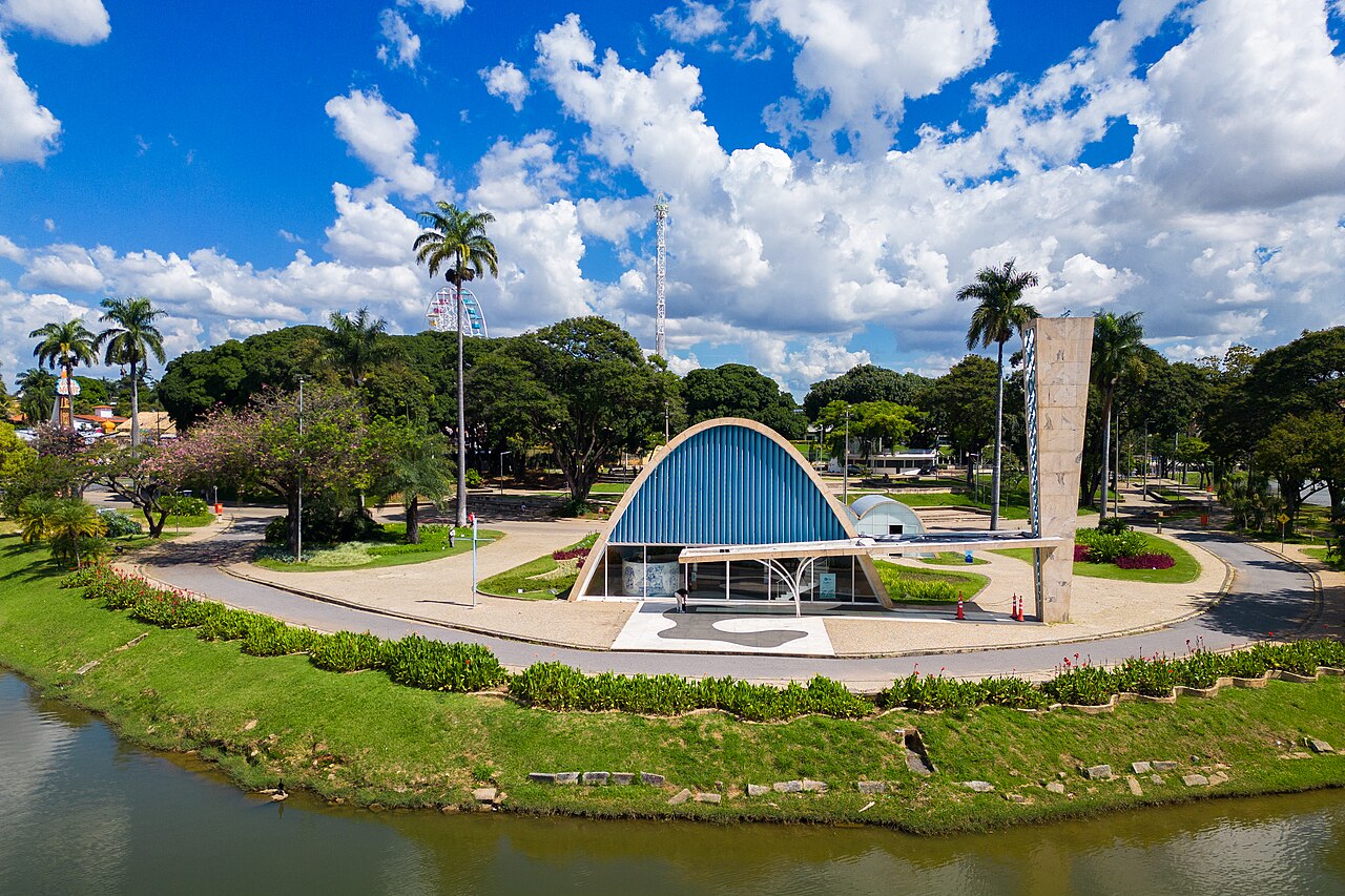 Apesar do reconhecimento artístico, a igreja, popularmente conhecida como Igrejinha da Pampulha, não foi tão bem aceita pela arquidiocese devido às inovações, por isso só foi consagrada em 1959. Ela permanece em funcionamento até hoje.