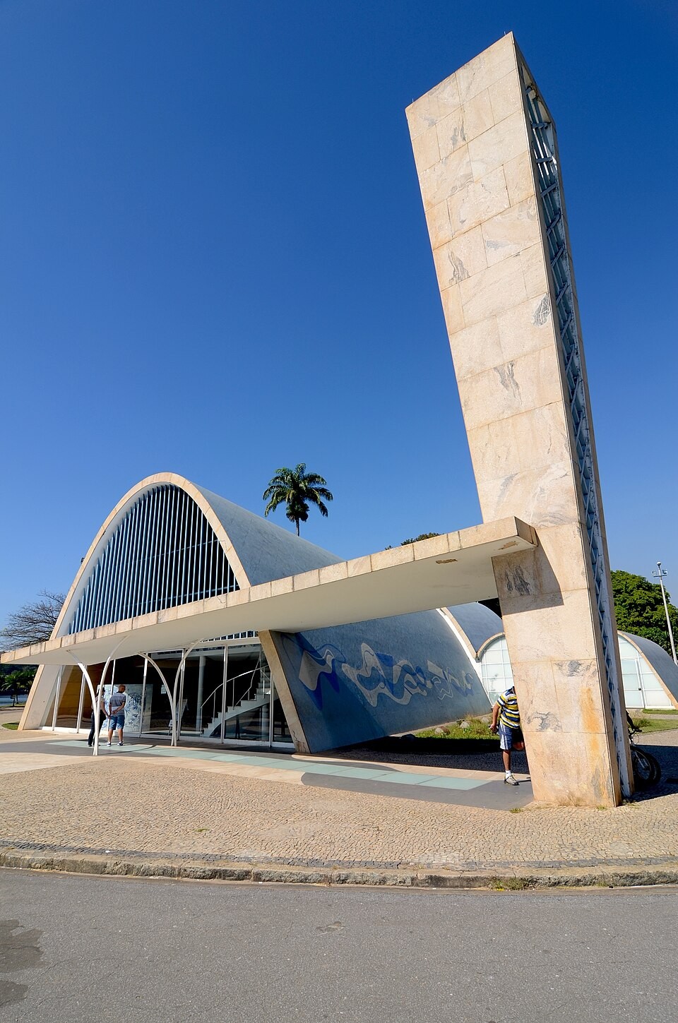A Igreja de São Francisco de Assis foi a última construção inaugurada e é considerada a principal obra do conjunto. Em seu projeto, Oscar Niemeyer inovou ao abandonar o modelo tradicional e adotar uma abóbada parabólica em concreto armado, até então comum apenas em hangares.
