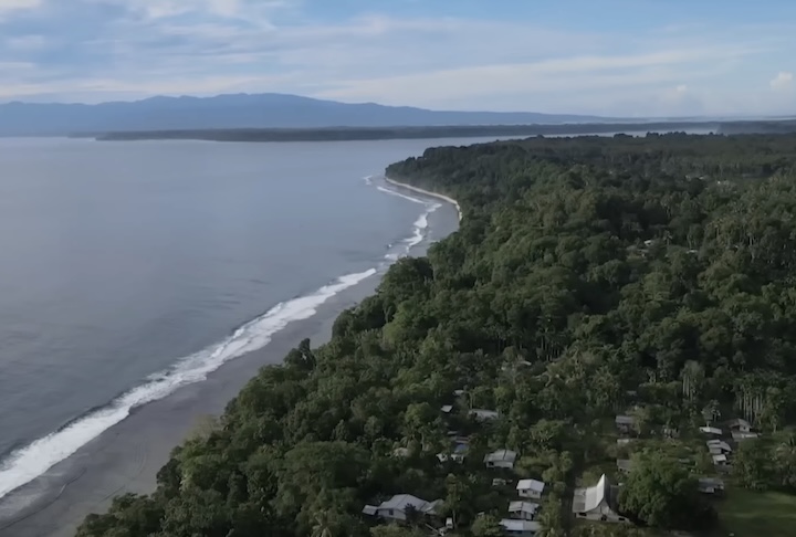 No Pacífico Sul, a ilha de Bougainville caminha para um momento decisivo de sua história. O território, que hoje integra a Papua-Nova Guiné, pretende declarar independência em 1º de setembro de 2027, encerrando um longo ciclo de disputas políticas, tensões sociais e reivindicações separatistas. Esse processo ganhou força após o referendo realizado em 2019, quando uma maioria esmagadora da população (aproximadamente 98%) votou pela separação, ainda que o resultado não tenha caráter juridicamente  -  (crédito: Reproduc?a?o/YouTube ARTE.tv Documentary)