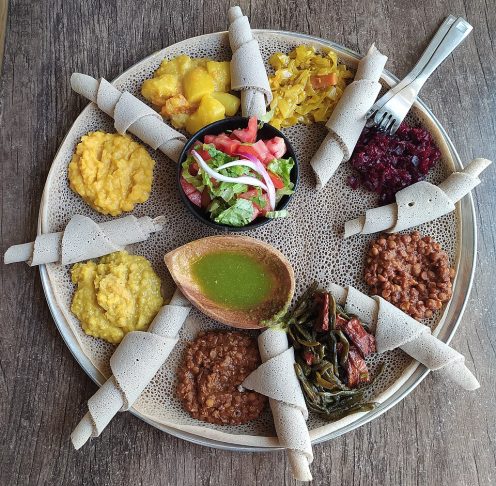 A culinária local vai da tradicional injera com especiarias locais a pratos clássicos da cozinha italiana, como massas e lasanhas. Já os idiomas mais falados pela população incluem tigrínia, árabe, italiano e inglês. 