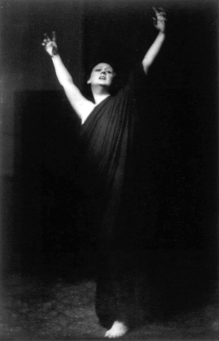 Isadora Duncan rompeu padrões ao rejeitar o balé clássico e criar uma dança livre inspirada na natureza e na Grécia antiga. Seus movimentos fluidos e espontâneos abriram caminho para a dança moderna, influenciando artistas em todo o mundo. Tornou-se, assim, um ícone da liberdade artística e da expressão corporal, desafiando convenções.