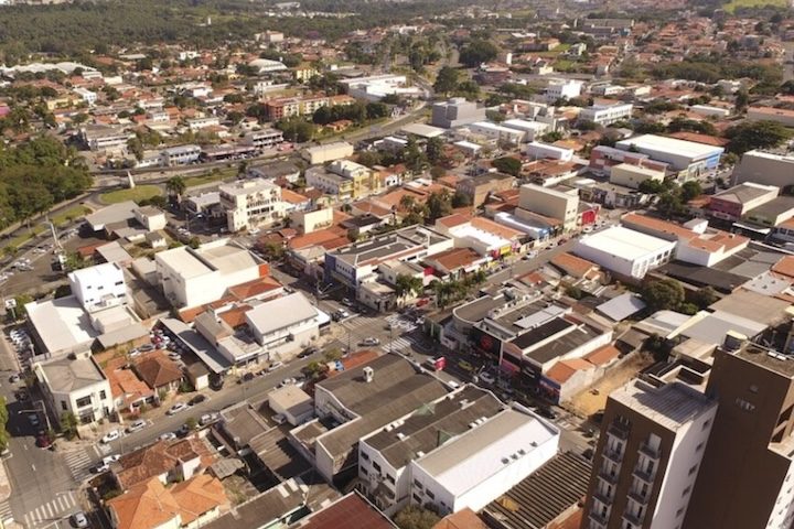 O desempenho resulta de uma avaliação ampla baseada em 74 indicadores distribuídos em áreas como mobilidade, educação, economia, urbanismo, tecnologia, saúde, segurança e governança, entre 656 municípios brasileiros. 