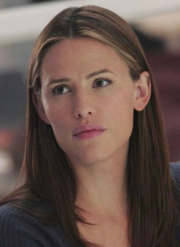 A série acompanha a vida de Sydney Bristow, uma jovem recrutada por uma organização secreta que acredita ser do governo, mas que depois descobre que, na verdade, a agência é uma organização criminosa. A partir daí, ela passa a atuar como agente dupla e colaborar com a CIA enquanto mantém sua identidade em segredo.
